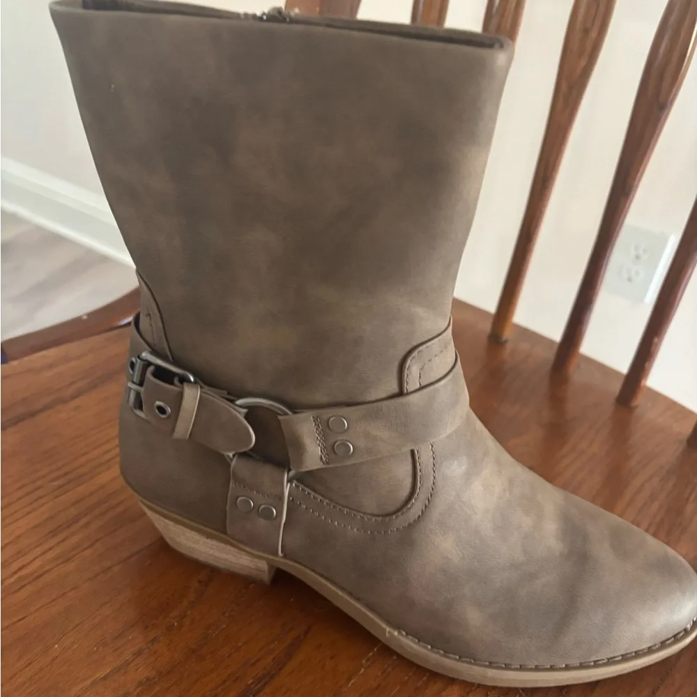 DV by Dolce Vita Brown Heeled Boots - Picture 1 of 3